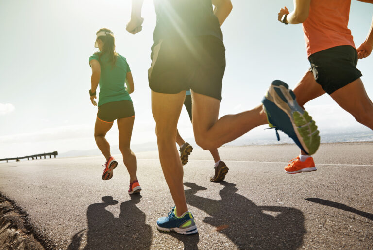 Shot of a group of people running along a roadhttp://195.154.178.81/DATA/i_collage/pu/shoots/784328.jpg